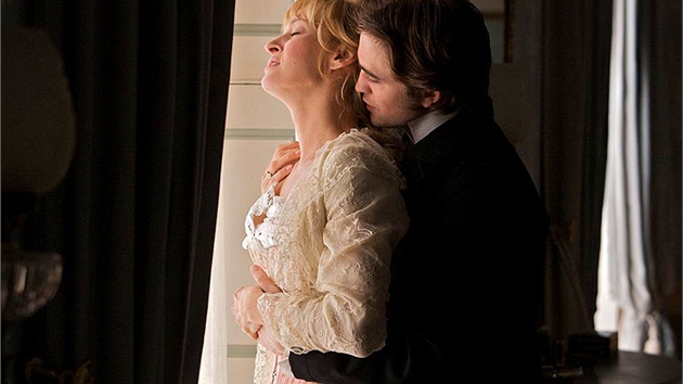 Uma Thurmanová a Robert Pattinson ve filmu Miláek (2012)