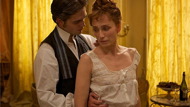 Robert Pattinson a Kristin Scott Thomasová ve filmu Miláek (2012)