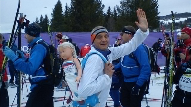 David Vávra na beckém maratonu Birkebeiner s povinnou zátí na zádech