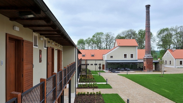 Nově postavené budovy pro ubytování mají "venkovsko-luxusní" charakter. Lihovar po rekonstrukci slouží jako restaurace.