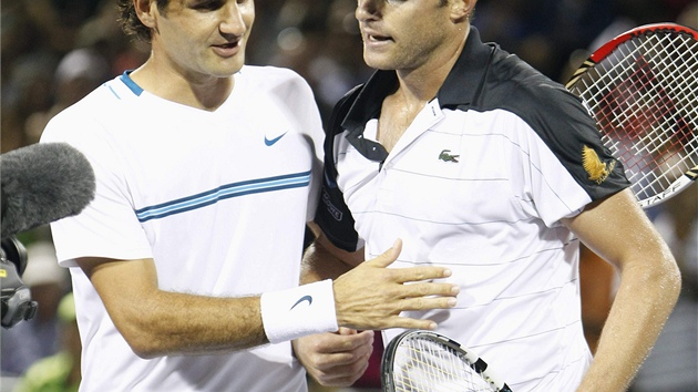 Roger Federer (vlevo) gratuluje svému pemoiteli Andymu Roddickovi.