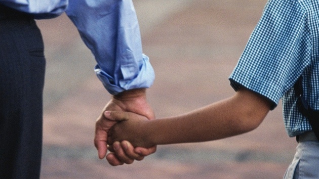 Otec vede syna do �koly.