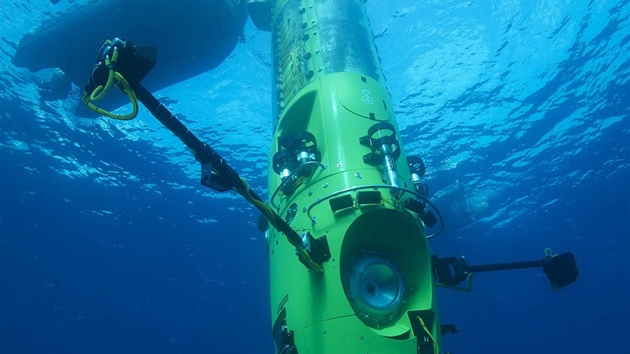 Ponorka Deepsea Challenger pi spoutní do Tichého oceánu