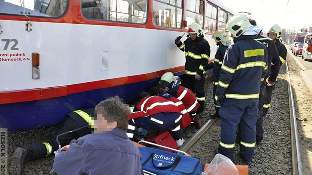 Hasii vyprouj zrannho chlapce, kterho v Olomouci srazila tramvaj. Hoch zstal uvznn pod soupravou.