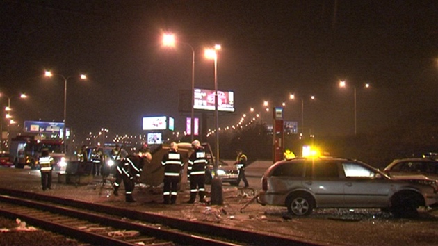 Automobil zdemoloval tramvajovou zastvku v Modansk ulici v Praze.