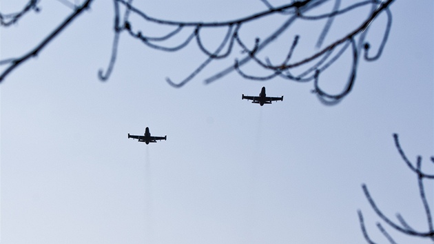 Odhalování památníku spojeneckých letc doprovodil i pelet dvojice vojenských