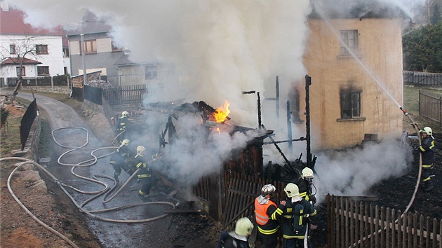 Požár rodinného domu ve Vodné na Karlovarsku. (22. 3. 2012)