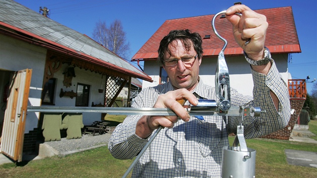 Pozorovatel �eského hydrometeorologického ústavu v �indelové Rudolf Kova�ík.