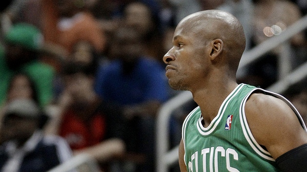 Ray Allen z Bostonu Celtics slaví trefu.