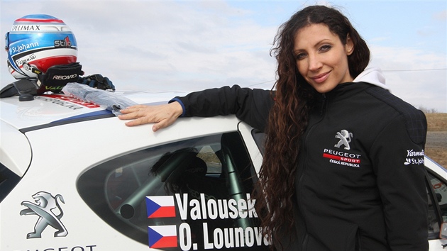 Zp�va�ka a here�ka Olga Lounová pózuje p�ed vozem Pavla Valou�ka.