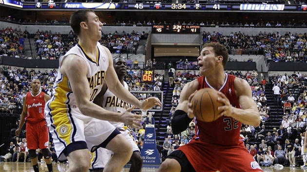 Blake Griffin z LA Clippers se pokouí pechytrait Tylera Hansbrougha z