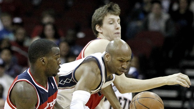 Jan Veselý a jeho spoluhrá� z Washingtonu Shelvin Mack sev�eli Sundiatu Gainese