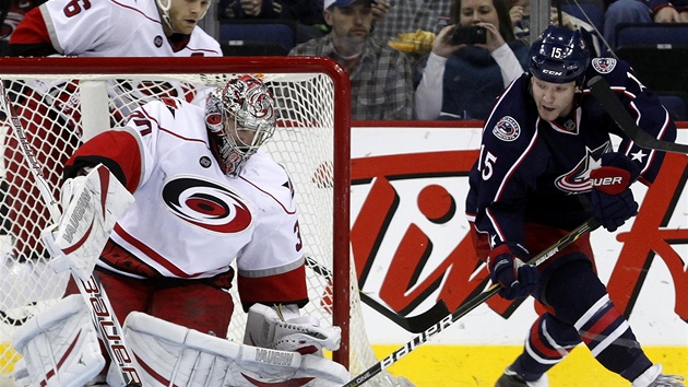 Cam Ward v brance Caroliny vychytal Dereka Dorsetta z Columbusu.