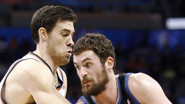 Kevin Love (vpravo) z Minnesoty hledá cestu kolem Nicka Collisona z Oklahoma