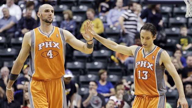 Marcin Gortat (vlevo) a Steve Nash se radují z koe Phoenixu.