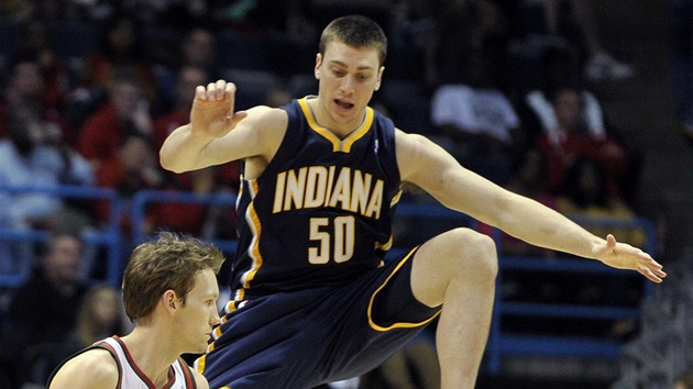 Tyler Hansbrough z Indiany si vyskoil na Mika Dunleavyho z Milwaukee.