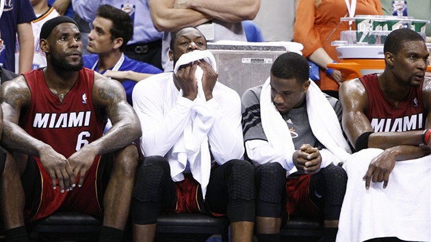 Zklamaní basketbalisté Miami: vlevo LeBron James, vpravo Chris Bosh.