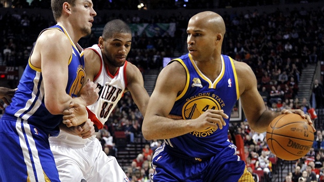 Richard Jefferson (vpravo) z Golden State vyuívá clonu spoluhráe Davida Leeho