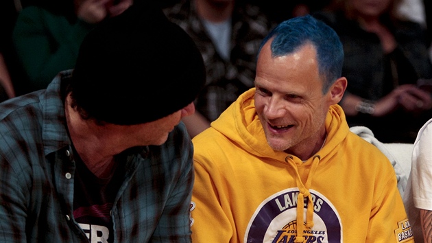 REDHOTI FAND LAKERS. lenov skupiny Red Hot Chilli Peppers na zpase LA Lakers - Memphis. Flea je ten vpravo, Chad Smith ten vlevo.