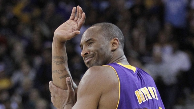 ASI SES NEDÍVAL. Kobe Bryant z Los Angeles Lakers reklamuje u rozhod�ího faul.