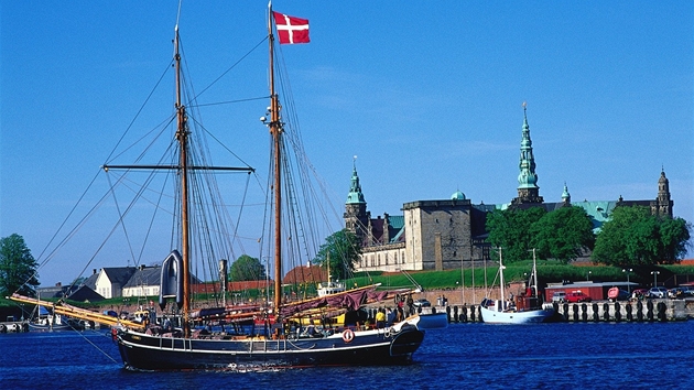 Dánské pístavní msto Helsingor - vpedu kotví historická lo, v pozadí je