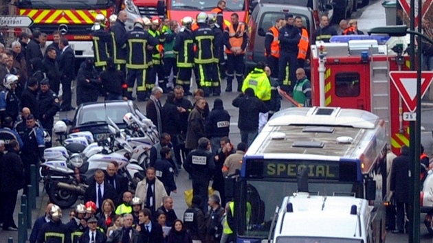 Francouzská policie bhem zátahu na stelce, který poslední týden terorizoval...