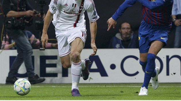 MILNSK ESO. Zlatan Ibrahimovic, tonk AC Miln, prch ped barcelonskm obrncem Gerardem Piqum (vpravo).