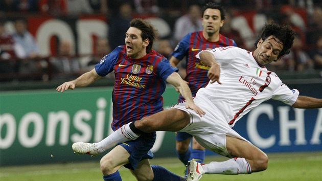 KARATE V PODÁNÍ VETERÁNA. Alessandro Nesta z AC Milán jde po Lionelu Messim z...