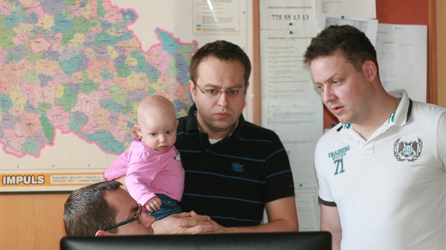 Antonn Koek, jeho dcera Kristnka, Vclav Moravec poslouchaj Jirku Danka, kter jim vysvtluje fungovn zpravodajstv v rdiu Impuls (21. bezna 2012).