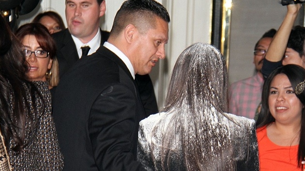 Kim Kardashianov skonila po toku na ervenm koberci cel od blho prku (22. bezna 2012).