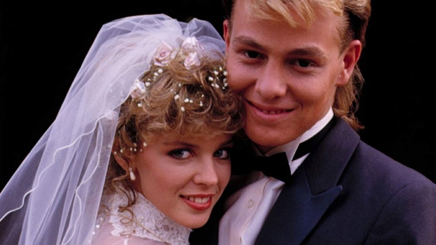 Kylie Minogue a Jason Donovan mli svatbu, ale jen v seriálu Neighbours (1988).
