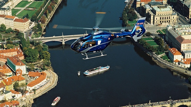 Letecká služba PČR má dvě stanoviště, hlavní v Praze-Ruzyni a druhé v Brně-Tuřanech. Na snímku je vrtulník EC 135 nad Prahou. 