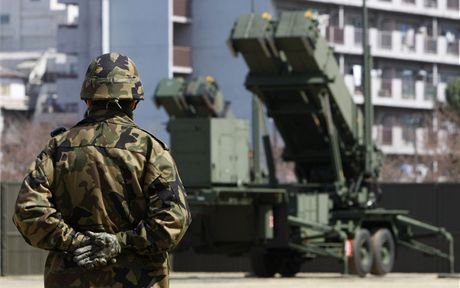 Japonský voják steí vojenský objekt, kde je protiraketového systému Patriot