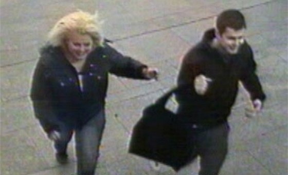 Pachatele podezřelé z přepadení na Karlově náměstí zachytily kamery v metru.