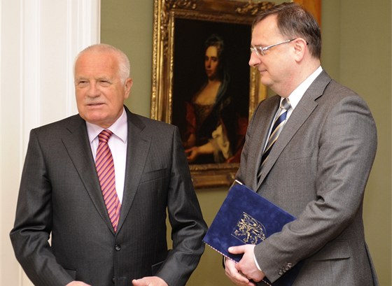 Premiér Petr Neas se omluvil prezidentovi Václavu Klausovi za slova o ekonomické debilit (ilustraní foto).