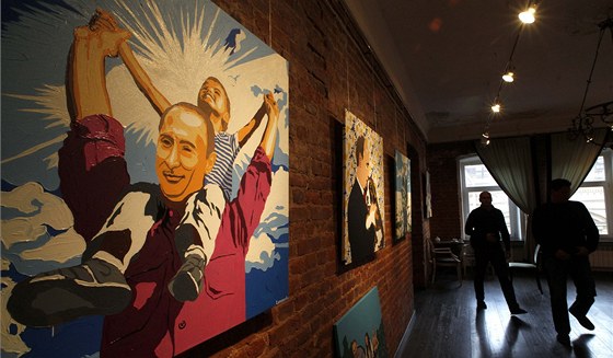 Vladimir Putin jako dobrosrdený vládce Ruska na obrazech malíe Alexeje