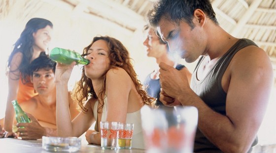 Cigarety a alkohol vám moná dodají sebevdomí na baru, pi milostných hrátkách