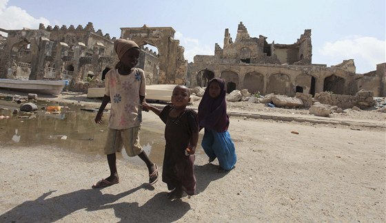 Somálské dti se potulují ve válkou znieném Mogadiu (27. bezna 2012)  