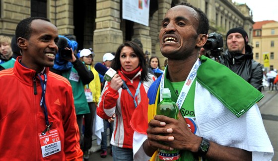 VÍTZSTVÍ BOLÍ. Atsedu Tsegay z Etiopie v cíli praského plmaratonu. Vechny