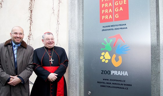Ředitel Zoo Praha Miroslav Bobek a kardinál Dominik Duka s novým logem.