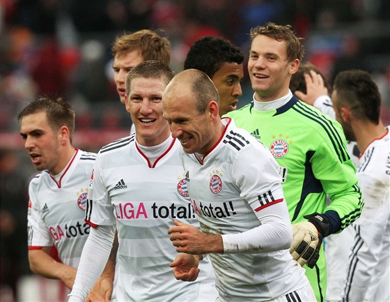 VÍTZNÁ OSLAVA. Fotbalisté Bayernu Mnichov se radují z výhry.