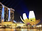 Hotel V Marina Bay a muzeum umní v Singapuru za normálních okolností do tmy...