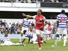 OSLAVA MEZI PADLÝMI. Theo Walcott z Arsenalu slaví branku do sít londýnských