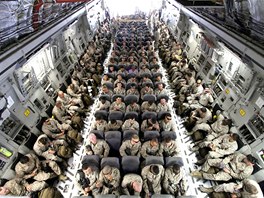 Amerití vojáci ekají v transportním letadle na pistání v kyrgyzském Manasu....