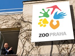 Ředitel pražské zoo Miroslav Bobek představuje její nové logo.