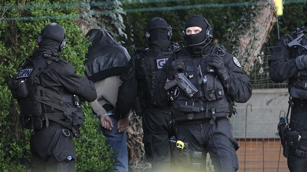 Zátah francouzské policie na islamisty ve městě Coueron (30. března 2012)