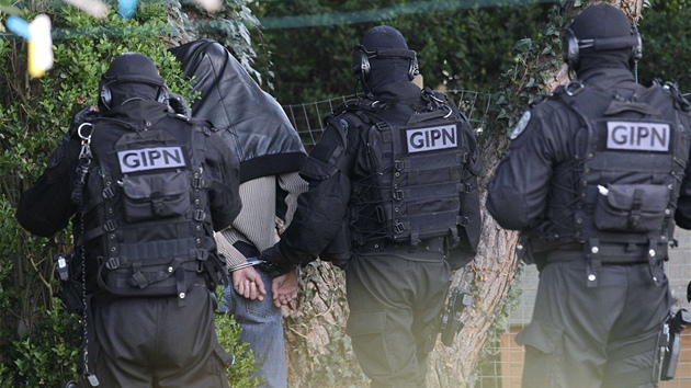 Zátah francouzské policie na islamisty ve mst Coueron (30. bezna 2012)