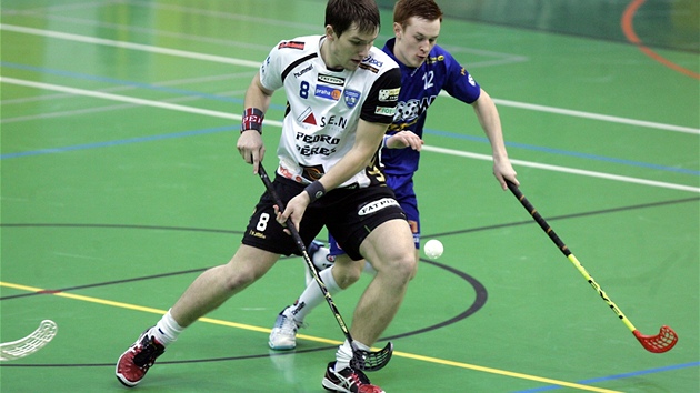 Vítkovický Patrik Suchánek (vpravo) se sna�í zastavit Filipa Heczka z Chodova.