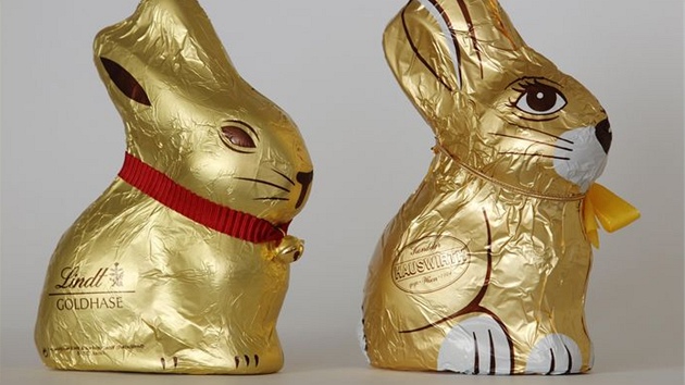 Vlevo typický velikono�ní zají�ek od firmy Lindt, vpravo od firmy Hauswirth.