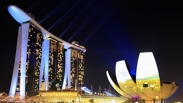 Hotel V Marina Bay a muzeum umn v Singapuru za normlnch okolnost do tmy pmo z. V sobotu mezi pl devtou a pl destou veer na hodinu potemnly. stejn jako stovky dalch budov po celm svt. Probhla akce Hodina zem.